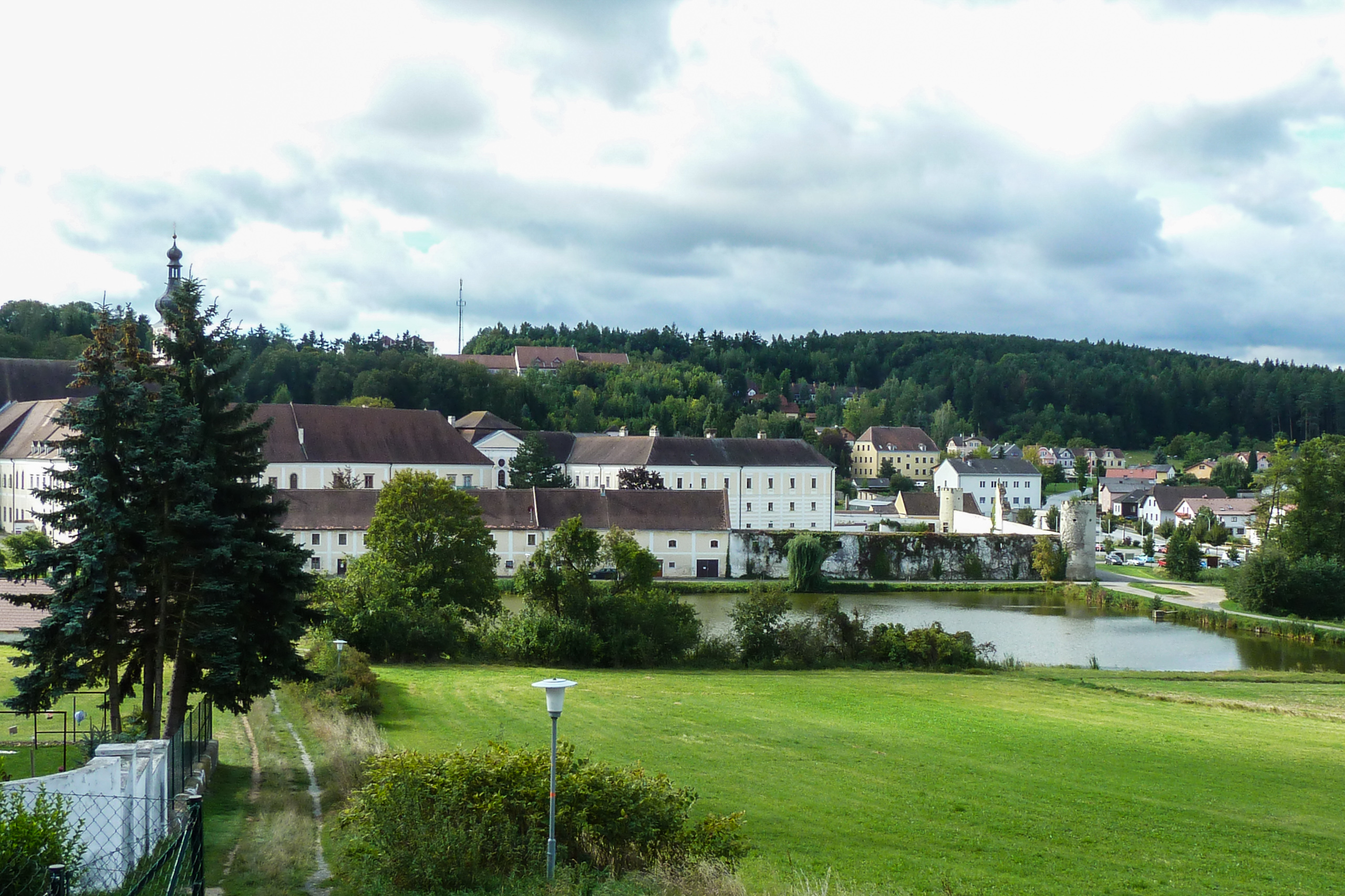 Stift Geras am Morgen – Blick über den Teich
